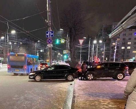 В Брянске возле «Бум-Сити» столкнулись две легковушки