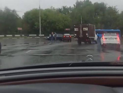 В Брянске у Черного моста столкнулись два автомобиля