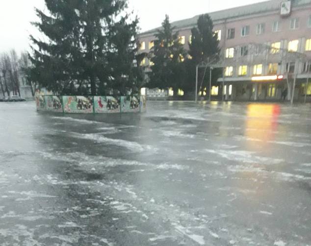 В Новозыбкове центральная площадь превратилась в ледяной каток