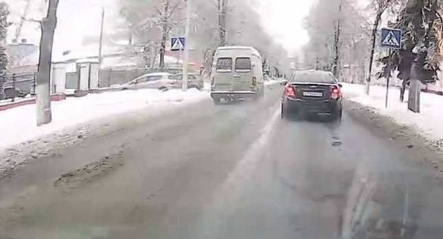 В Брянске на улице Комсомольской сняли на видео лихача на пешеходном переходе