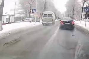 В Брянске на улице Комсомольской сняли на видео лихача на пешеходном переходе