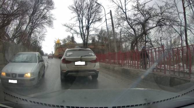 В Брянске водитель Seat чуть не устроил автокатастрофу на улице Арсенальской