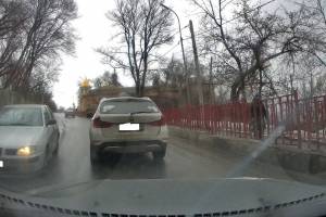 В Брянске водитель Seat чуть не устроил автокатастрофу на улице Арсенальской