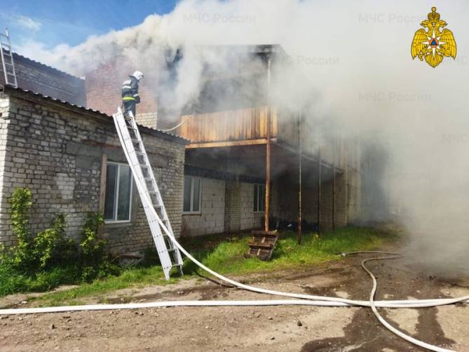 В Сеще Дубровского района два часа тушили пожар на пилораме