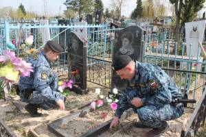Брянские приставы навели порядок на могилах ветеранов накануне Дня Победы