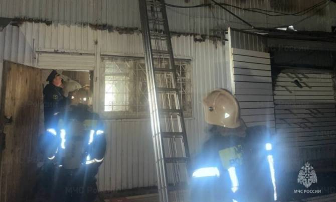 В Брянске потушили пожар на Володарском рынке