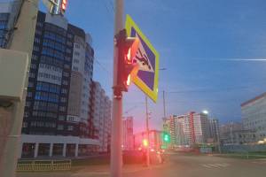 В Брянске на улице Советской заметили «пьяный» дорожный знак