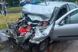 В брянском посёлке Локоть водитель Nissan врезался в «КамАЗ»