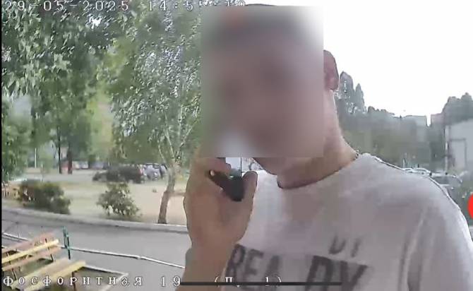 В Брянске у 6 обманутых мошенниками пенсионеров 18-летний курьер забрал более 1,5 млн рублей