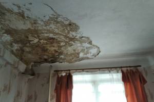 В брянском общежитии на Набережной пять лет живут с «дырявой» крышей 