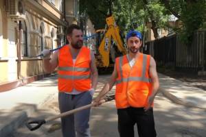  В Брянске белобережские активисты сняли клип о дорожных ямах