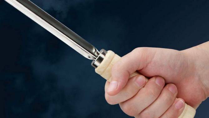 Жительница Брянска на почве ревности проткнула шампуром сожителя