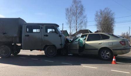 В Брянске столкнулись УАЗ и Hyundai: ранен 8-летний ребенок