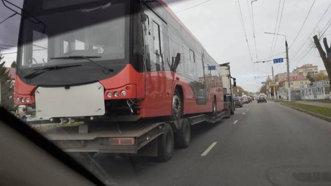 В Брянск доставили ещё один красный троллейбус