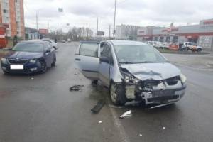 В Брянске водитель Skoda врезался в Mitsubishi и покалечил 31-летнюю женщину