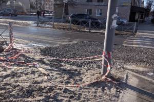 В Брянске рабочие изуродовали дорогу у пешеходного перехода