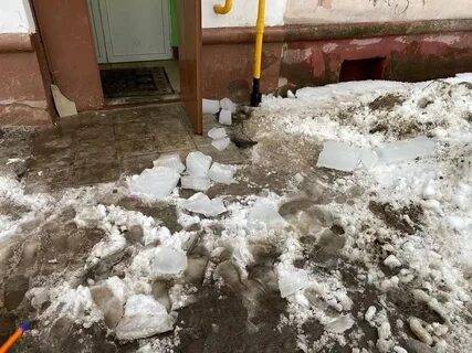 Рухнувшая с крыши дома глыба льда проломила голову 5-летнему мальчику