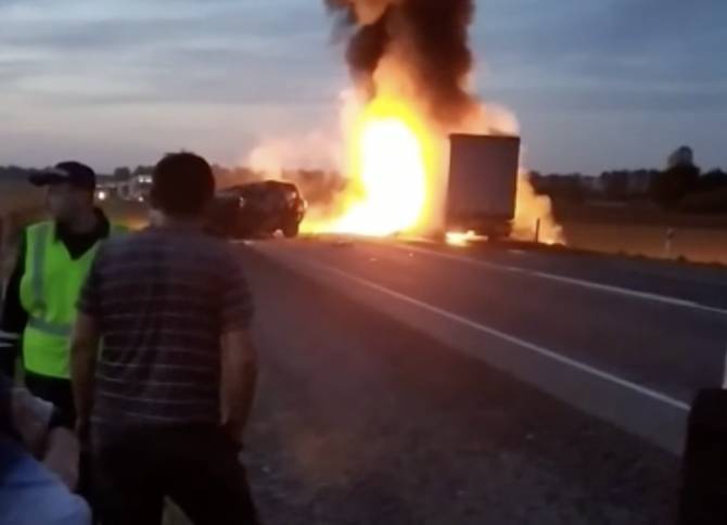 Опубликовано видео жуткого ДТП под Брянском с горящим грузовиком