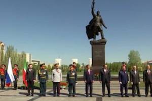 Брянский скульптор стал соавтором монумента в Казани