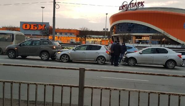 В Брянске возле ТРЦ «Аэропарк» столкнулись три легковушки 