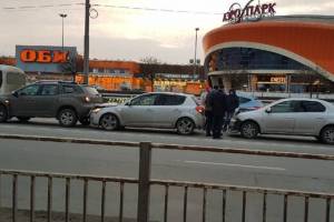 В Брянске возле ТРЦ «Аэропарк» столкнулись три легковушки 