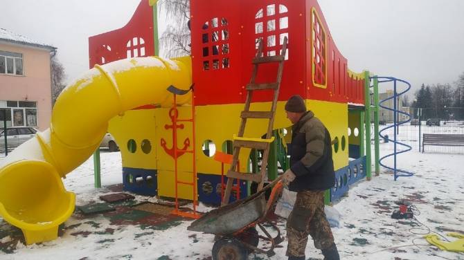 В поселке Локоть отремонтировали разваливающуюся детскую площадку
