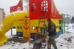 В поселке Локоть отремонтировали разваливающуюся детскую площадку