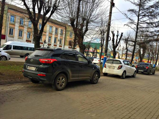 В Брянске автохамы захватили тротуар в центре Бежицы