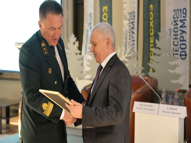 Брянского начальника управления лесами наградили почетной грамотой в Москве