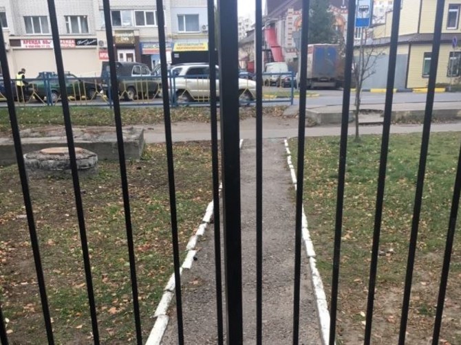 В Брянске на улице Красный Маяк установили странный забор
