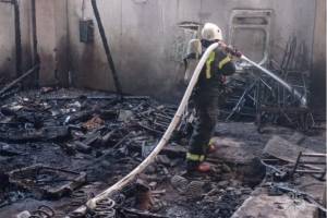 В Брянске на улице Сталелитейной сгорел ангар с автомобилем
