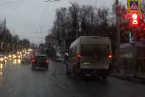 В Брянске маршрутчик дважды проехал на красный сигнал светофора