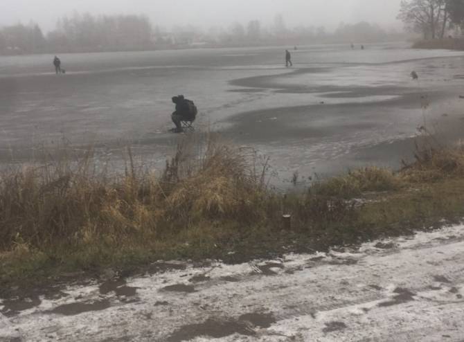 Брянские рыбаки устроили игры со смертью на тонком льду