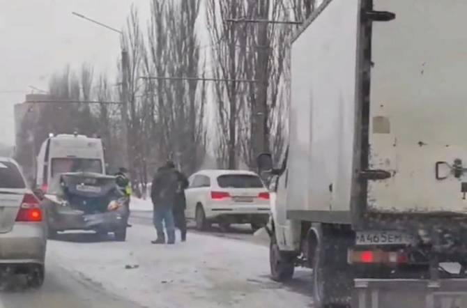 В Брянске на проспекте Московский фургон протаранил легковушку