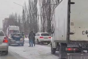 В Брянске на проспекте Московский фургон протаранил легковушку