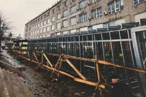 Жители Новозыбкова начали борьбу с уродливой стройкой в центре города