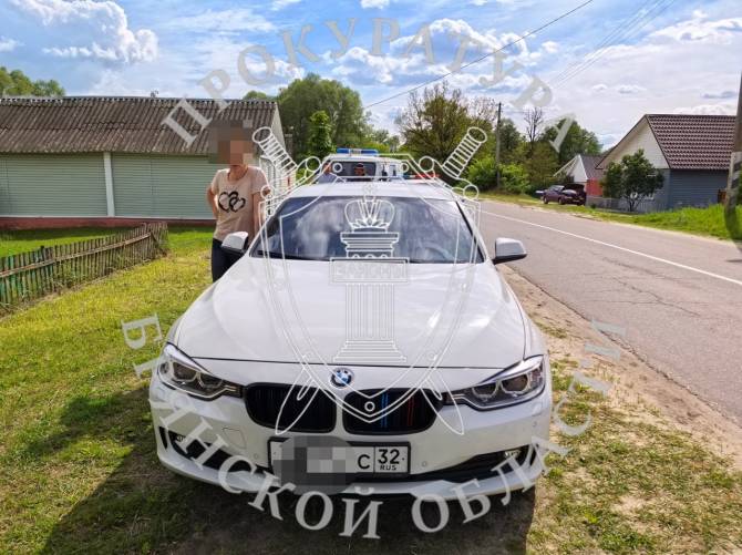 В Клинцах 40-летняя любительница выпить за рулем осталась без BMW