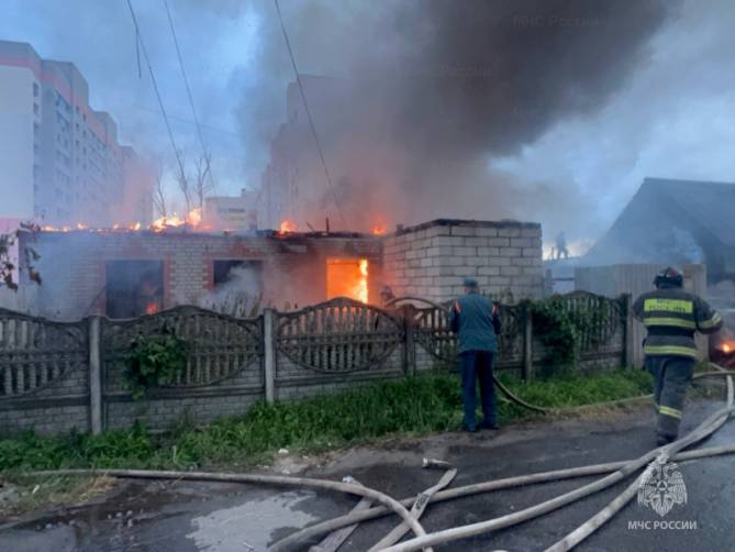 В крупном пожаре на Володарке сгорели два дома, два сарая и легковушка