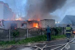 В крупном пожаре на Володарке сгорели два дома, два сарая и легковушка