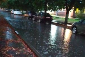 В Брянске ливень затопил тротуары у остановки «Школа №51»
