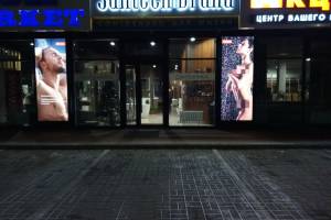 В витрине брянского магазина заметили голую женщину