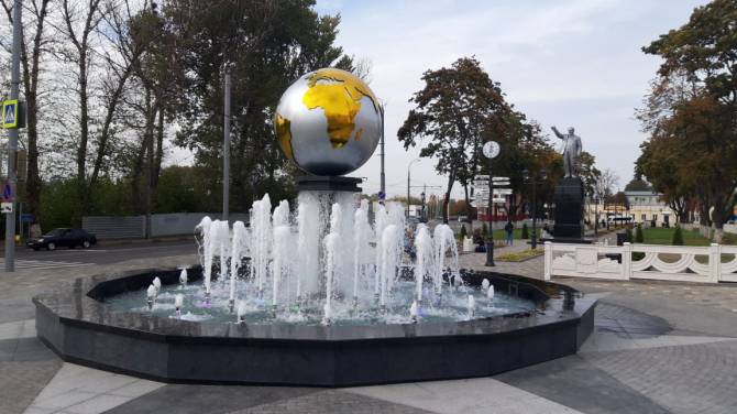 В Брянске у железнодорожного вокзала запустили новый фонтан