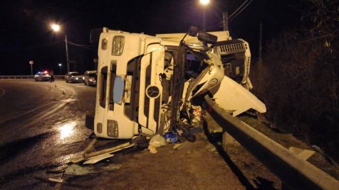 В страшном ДТП под Карачевом водитель грузовика сломал рёбра