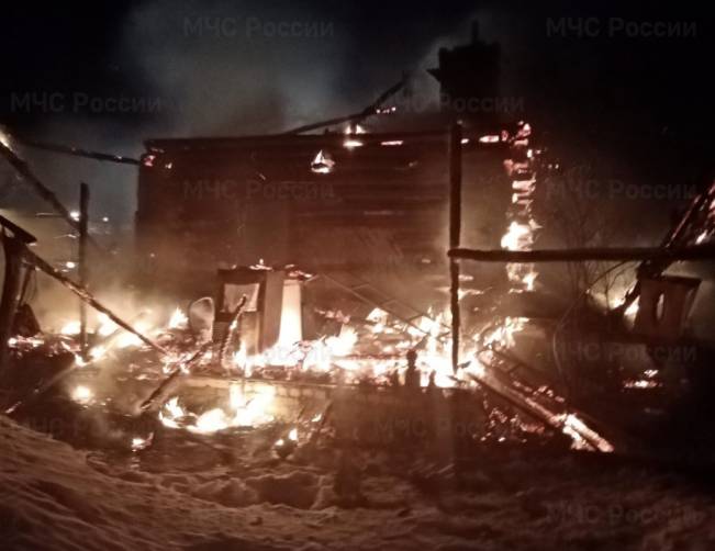 В Лопандино более 4 часов тушили горящий дом: есть пострадавший