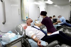 В день донора брянские депутаты поделились кровью с народом