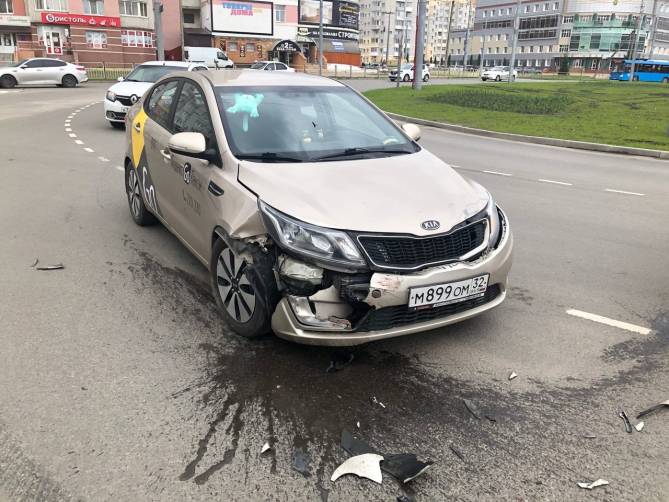 В Брянске на новом кольце по Советской в аварию попало такси «Яндекс.Go» 