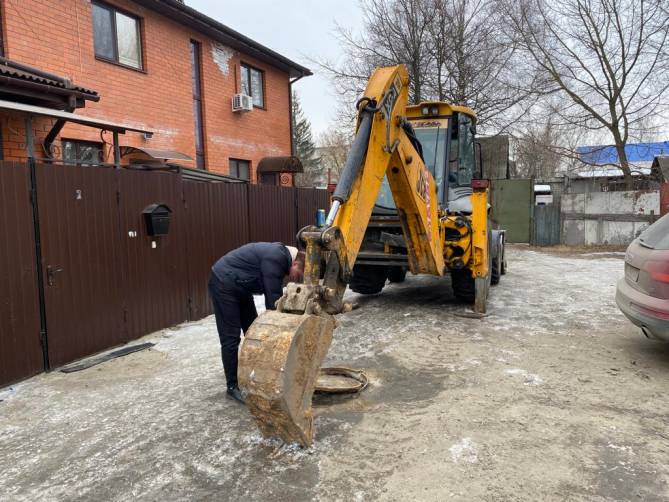 «Будем демонтировать канализацию!»: кинутый подрядчик приступил к раскопкам