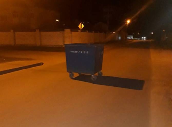 В Брянске дорогу на улице Богдана Хмельницкого перекрыли мусорным баком