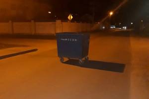 В Брянске дорогу на улице Богдана Хмельницкого перекрыли мусорным баком