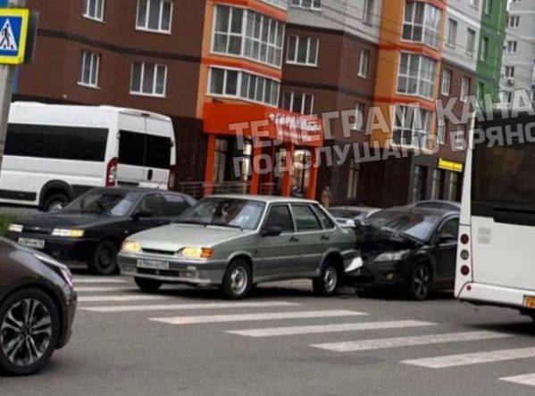 В Брянске на улице Горбатова перед пешеходным переходом столкнулись две легковушки